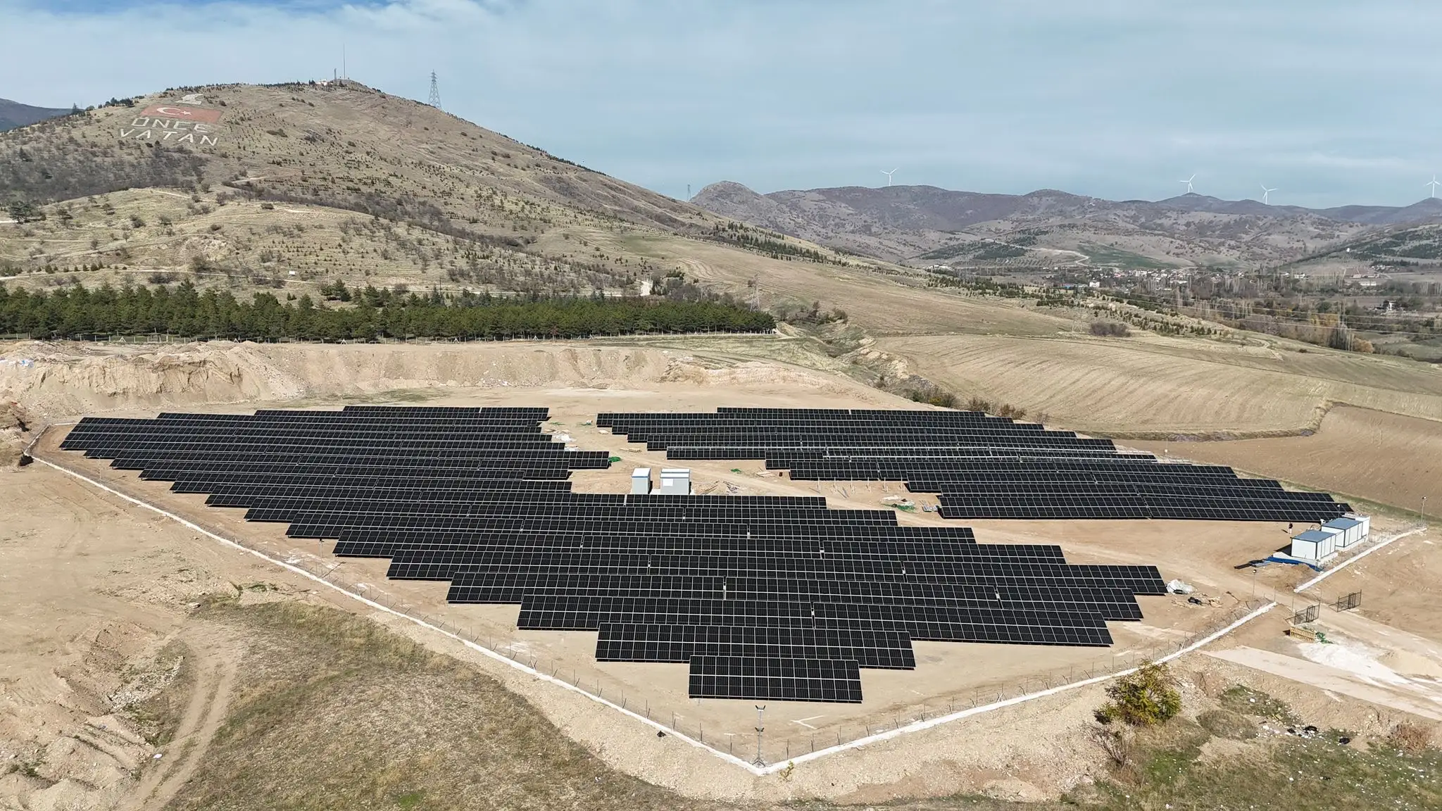 Araziye kurulmuş güneş enerjisi santrali, havadan görünüm