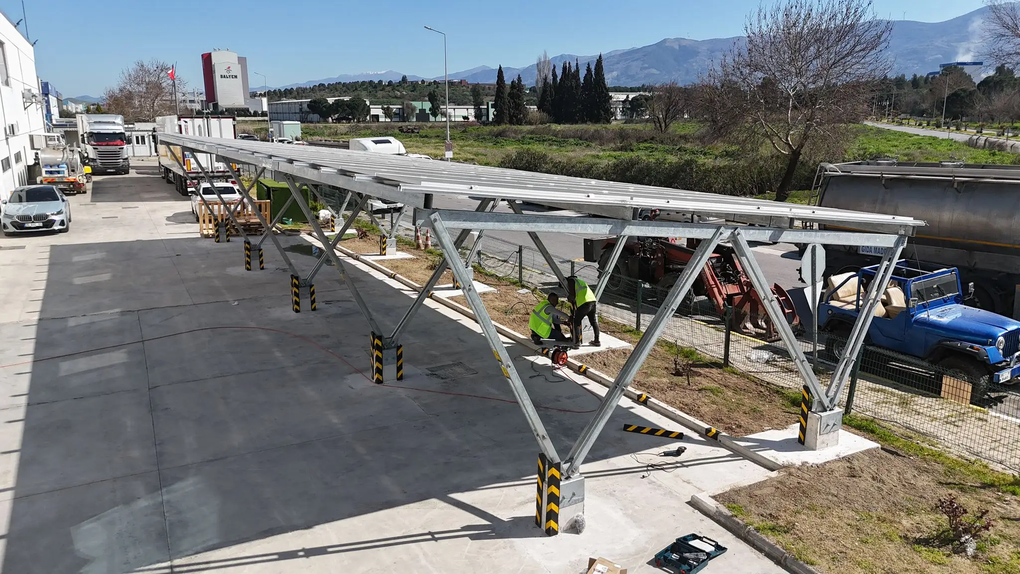 Otopark üzerine carport taşıyıcı sisteminin montajı