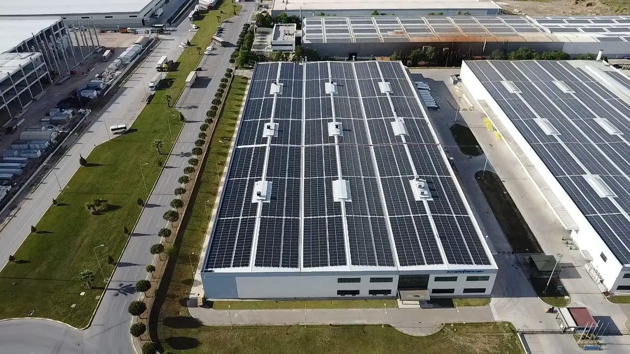 Fabrika çatılarını kaplayan güneş panelleri, havadan görünüm